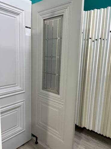 ağ qapılar: Ağ rəngdə, şüşəli daxili qapı. Qapının üzərində dekorativ naxışlar — 1