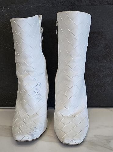 Ağ rəngli qadın çəkmələri – nazik hündürdaban, qısa boğazlı model. -