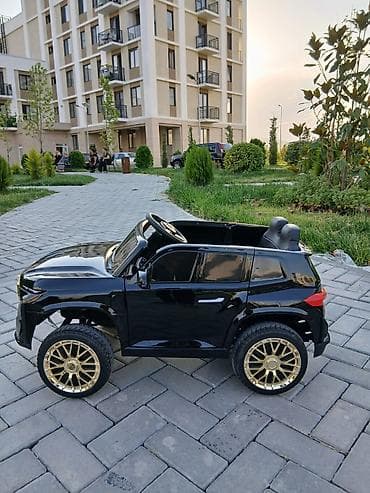 qar geyimi: Uşaqlar üçün elektrikli minik avtomobili – premium SUV dizaynı - — 2