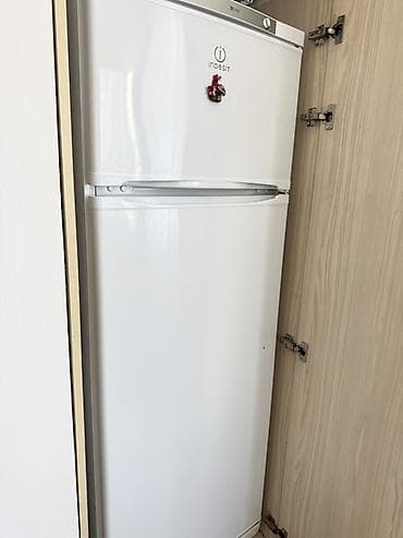 kiraye soyuducu: 2 qapılı Indesit Soyuducu Satılır, rəng - Ağ, Dolab içi — 2