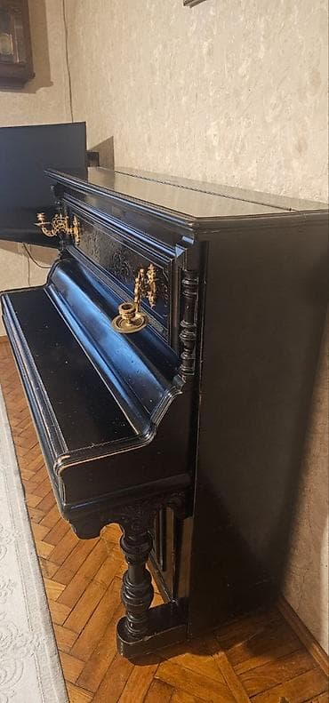 gitara klasik: Klassik upright piano – C. L. EPPENBERG, S. Petersburg yazılı loqo — 2