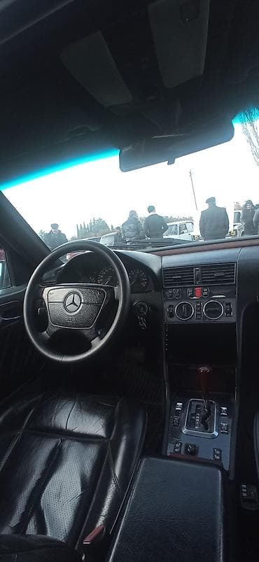 toyota corolla 1.4 sedan: Mercedes-Benz 280: 2.8 l | 1994 il Sedan — 5