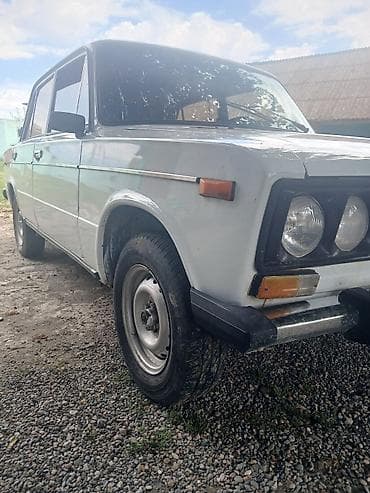 15 diski: Model: Lada VAZ 2106 (klassik “şeşorka”) Kuzov: sedan, ağ rəng Sükan — 3