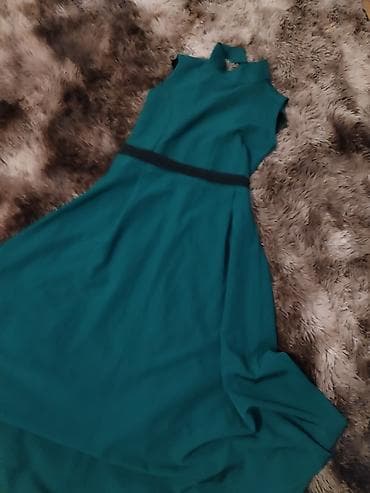 Zümrüd-yaşıl rəngdə qadın paltarı - Model: qolsuz, A-kəsim ətəkli — 2