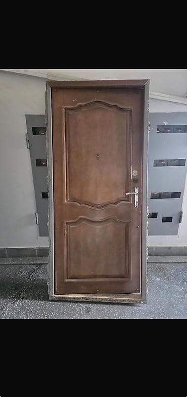 qapi demir qapi seyf qapi: Seyf qapı – 205×97 sm Qiymət: 120 AZN Yer: 3-cü mikrorayon, 8123 — 1