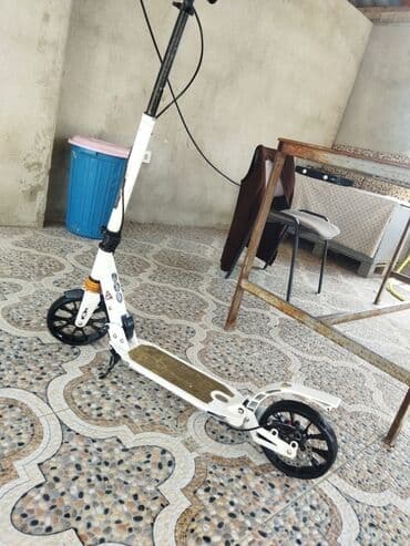 velosiped 4 təkər: Ağ rəngli, təkərləri qara olan bu skuter şəhər gəzintiləri və ya qısa — 1