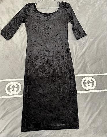 vecerni don: Qadın paltarı – qara rəng, məxməri/parıltılı tekstura - Model: bədənə — 1