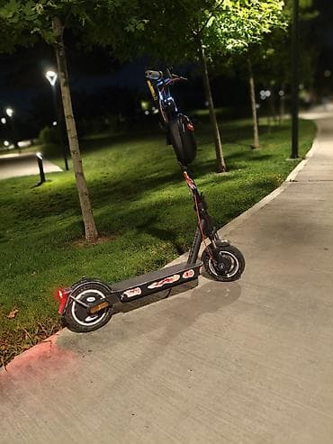 elektirikli skutur: Elektrikli skuter üstündə sunka hədiyyə və işıq siqnal scooter terin — 5