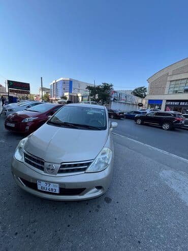 nissan teana 2000: Nissan Tiida, qızılı/bej rəng, hetçbek gövdə. Texniki və dizayn — 2