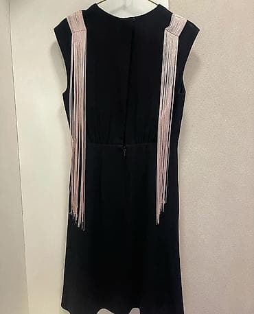 Qadın paltarı – qara rəng, dizüstü uzunluq, qolsuz. Yaxa hissəsində — 2