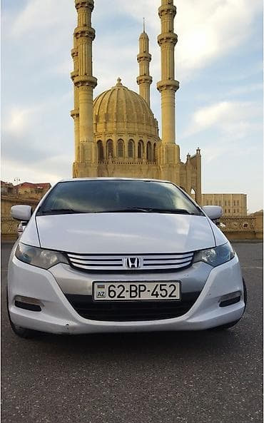 Honda Insight – ağ rəng, hibrid hetçbek. Xüsusiyyətlər: - Yanacaq — 3