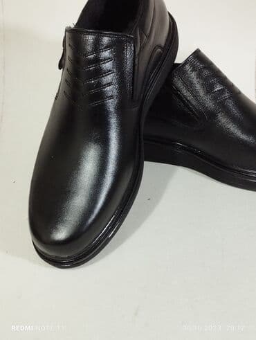 sederekde deri kurtkalar: Kişi üçün klassik qara ayaqqabı - Model: slip-on (bağsız), yanlarda — 2