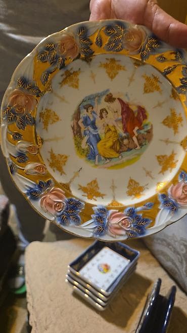 Kolleksiya üçün dekorativ farfor boşqab dəsti - Material: yüksək