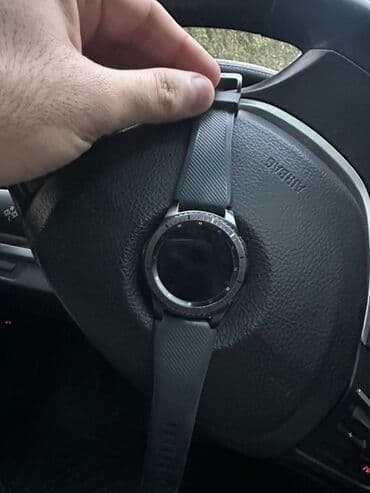 nardan nara kontur: Ağıllı saat – dairəvi ekranlı, qara rəngdə sport üslublu. Samsunq — 1