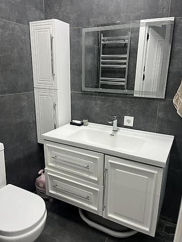 shkaflar: Ağ rəngli vanna otağı mebel dəsti - Üzlüklü keramika/lavabo üstlü — 1