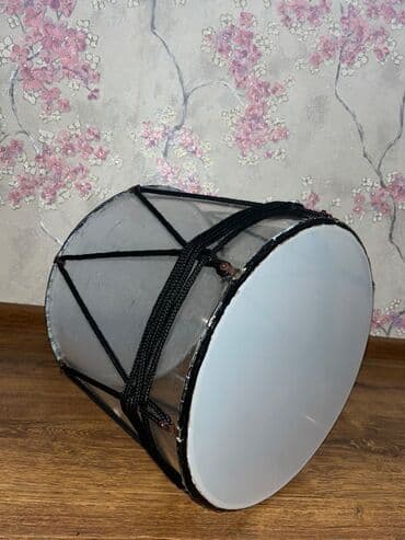 Gitaralar: Nagara 33-lük şüşə nağara normal vəziyyətdədi. Profesional nağaradı — 5