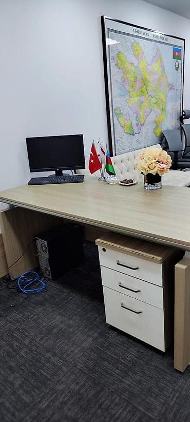 Müdir üçün, Künc masa