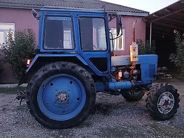 avtomobil kompressorları: Belarus MTZ 82.1 traktor. Model üzərində “Беларус MTZ 82.1” nişanı — 9