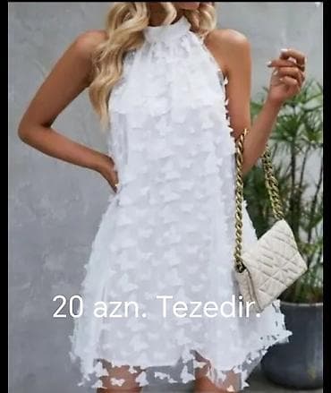 Ağ rəngli qadın paltarı – mini uzunluqda, A-kəsim siluet. Yüksək — 1