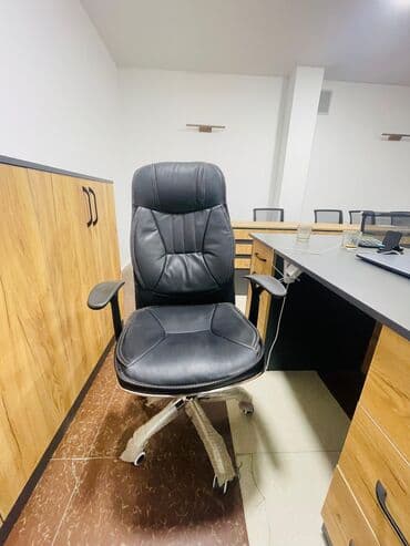 Ev üçün mebel: Dəstə daxildir: 1 ədəd masa, 3 ədəd kreslo. Yenidir. Ofis mebeli — 4