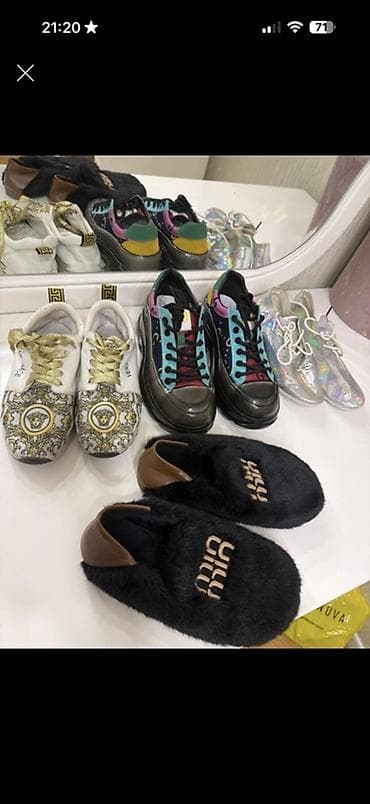 Qadın ayaqqabı dəsti - 4 cüt: 1) Ağ naxışlı idman ayaqqabısı –