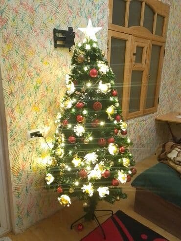 laqonda 180: Kecen il alinib ozunun isiqlari var. ustunde elave bezeklerde — 2