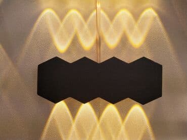 Qara rəngli, altıbucaqlı dizaynlı divar lampası. Bu lampa müasir