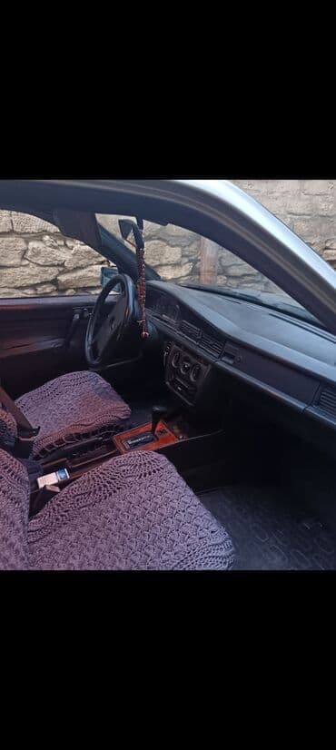 qadın maşınları ucuz: Mercedes-Benz 190E sedan - Korpus: 4 qapılı sedan, “bej/qızılı” rəng — 6