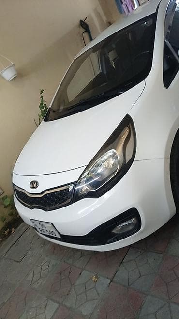 Kia Rio sedan – ağ rəng, 4 qapılı, şəhər və tras üçün qənaətcil
