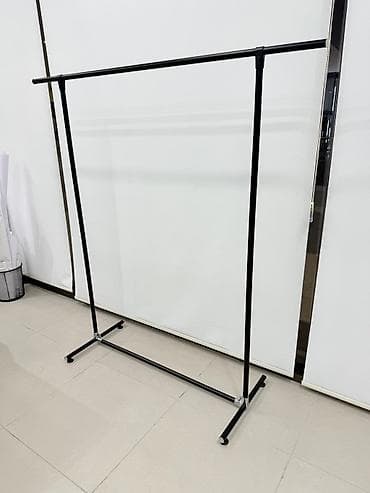 Metal geyim asqısı stendi . Ölçü 1.50×1.50 -