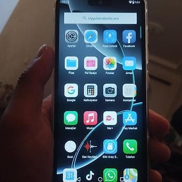 Smartfon – ağ rəng, üçlü arxa kamera modullu dizayn, ön paneldə “pill”