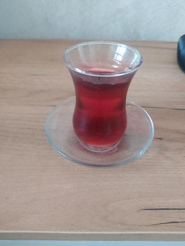 caydan: Şəffaf stəkanda südlənsiz qırmızı çay suvenir wam - Ənənəvi armudu — 1