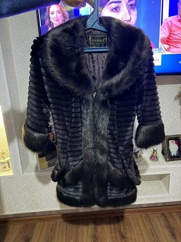 klassik qadin pencekleri: Qadın üçün qısa kürk gödəkçə - Rəng: tünd qara/qəhvəyi tonlarda - — 2