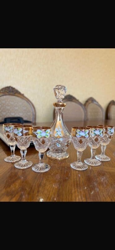 xrustal qab: Bəzəkli kristal dekanter və altı ədəd uyğun qədəhdən ibarət bu dəst — 1