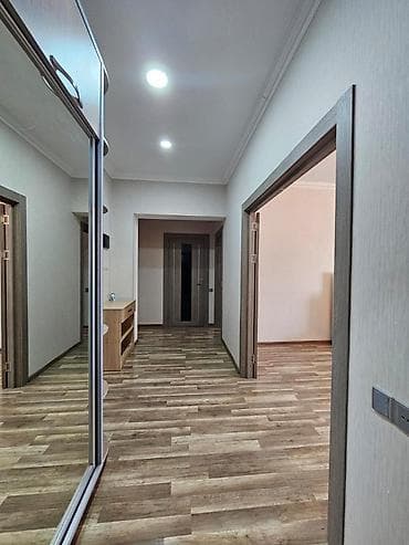 modul tipli ev: Geniş və işıqlı mənzil – zövqlə döşənmiş parket, sakit rəng palitrası — 10