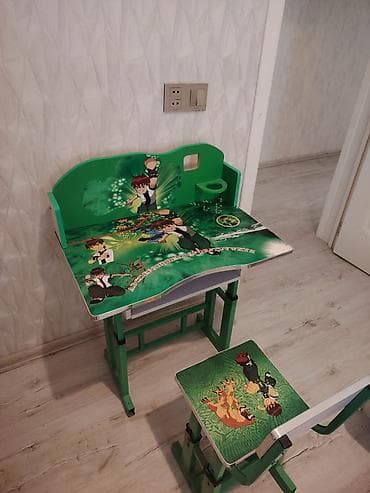 Для девочки и мальчика, Б/у, Письменный стол — 1