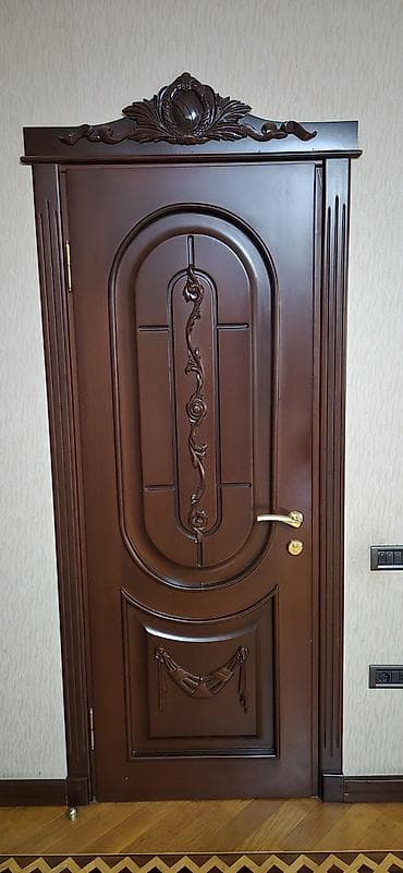 taxda qaplar: Taxta qapılar, üzərində əl işi bəzək ilə.Qonaq otağı, yataq otağı — 1