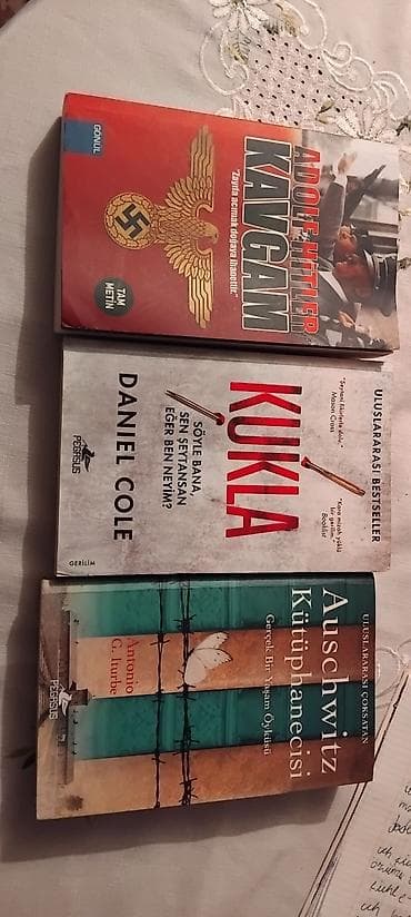 Kitablar və jurnallar: Məhsul: 3 ədəd türkcə kitab dəsti (arxa qapaqlar görünür) 1) Adolf — 2