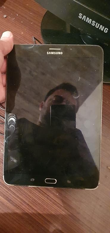 rəsmi s2: Samsung Galaxy Tab S2 planşet. Tek prablemi kameradi oda sistemle — 4