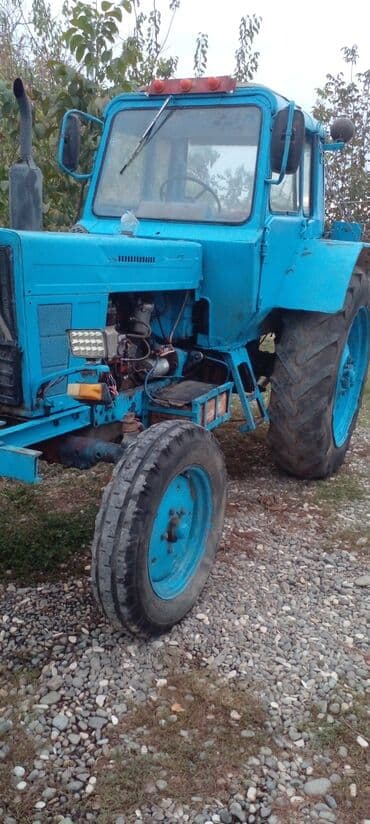 işlənmiş akkumulyator: Mavi rəngli təkərli traktor - Kabinli model, ön egzoz borusu və tavan — 2