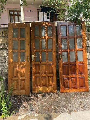taxta evlər: Şüşəli panelli taxta qapılar, hər biri 12 şüşə panelə malikdir. Bu — 1