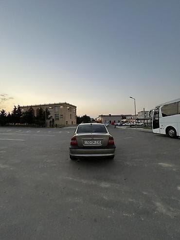 Opel Vectra: 1.8 л | 1986 г. 224000 км Седан — 5