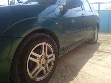 kia ceed 2010: Ford Focus sedan (mk1) – yaşıl rəngli, 4 qapılı. Texniki və daxili — 3