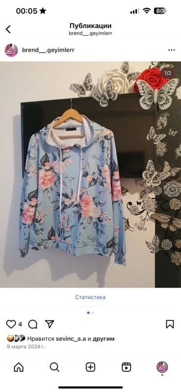 kosmetoloji avadanlıq: Açıq mavi rəngdə, güllü dizaynlı kapüşonlu sviter. İp bağları və rahat — 1