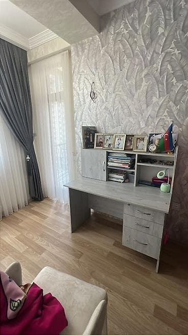 Düz masa, Polkalı, Siyirməli, Teksturalı laminat, Zəmanətsiz, Kredit yoxdur