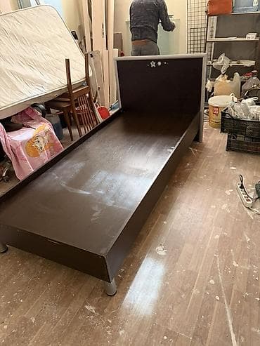 tekli carpayi: İşlənmiş, Təknəfərlik çarpayı, Bazasız, Matras ilə, Siyirməsiz — 1