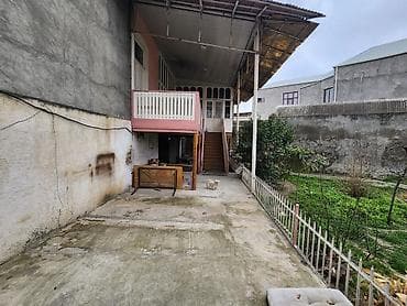 ev itileri: Şəhər daxilində əsas yola çıxışı olan həyət evi. Xüsusiyyətlər: - — 3