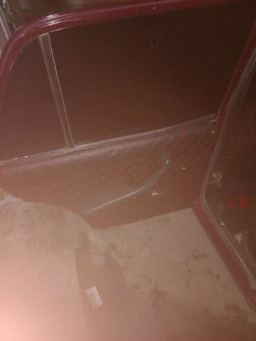 badamdar maşın bazarı ünvan: VAZ 2107, al-qırmızı rəngdə klassik sedan. Xüsusiyyətlər: - Kuzov: 4 — 8