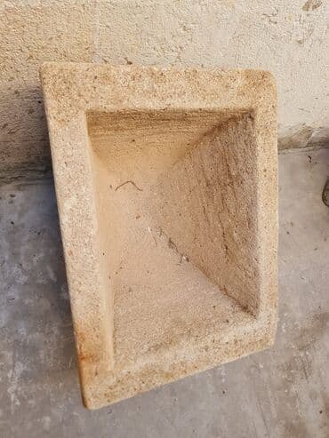 Təbii daşdan hazırlanmış kvadrat formalı huni/blok - Material: sıx