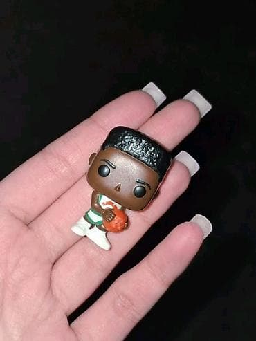 Mini kolleksiya fiquru – basketbol mövzusunda vinil oyuncağı. Ciblə
